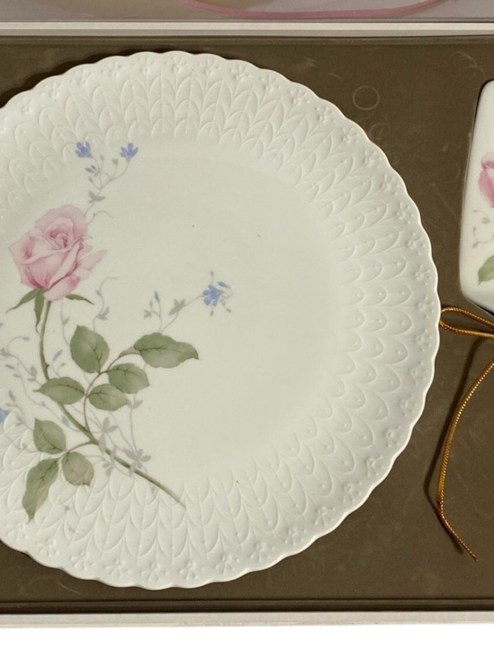 Mikasa White Porcelain Dinner Plate with Pink Rose and Green Leaves